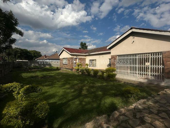 6 Bedroom House for Sale in Lochinvar, Harare