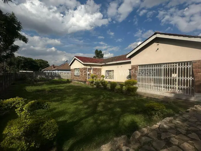 6 Bedroom House for Sale in Lochinvar, Harare