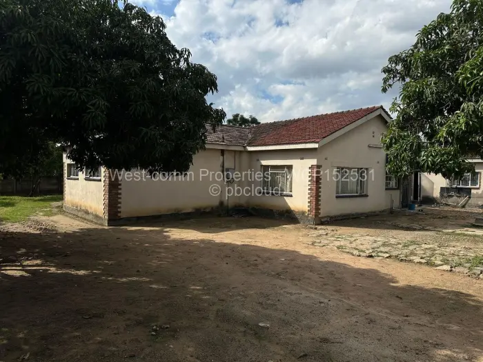 6 Bedroom House for Sale in Lochinvar, Harare