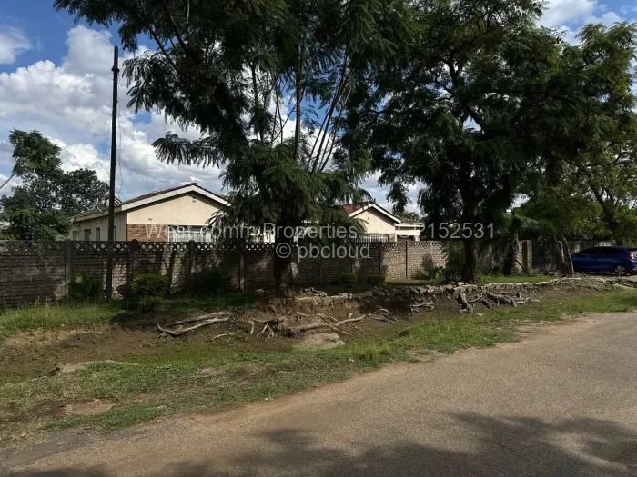 6 Bedroom House for Sale in Lochinvar, Harare