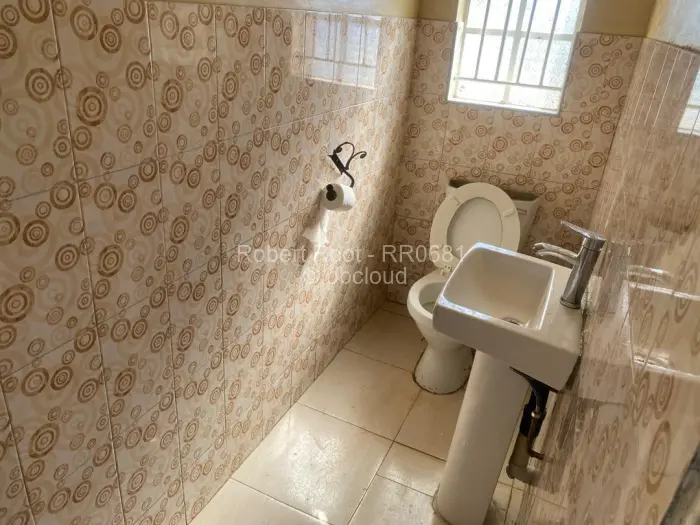 7 Bedroom House for Sale in Chitungwiza, Chitungwiza