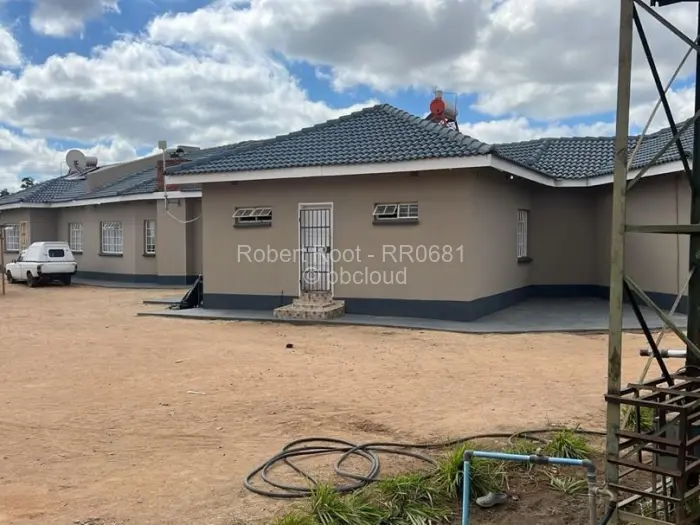 7 Bedroom House for Sale in Chitungwiza, Chitungwiza