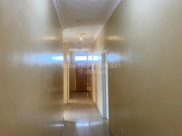 7 Bedroom House for Sale in Chitungwiza, Chitungwiza