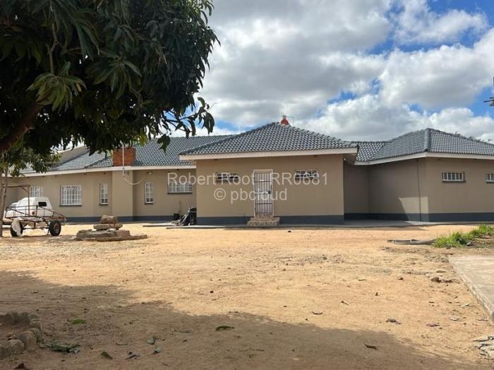 7 Bedroom House for Sale in Chitungwiza, Chitungwiza