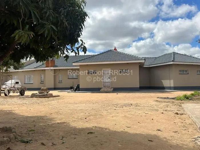 7 Bedroom House for Sale in Chitungwiza, Chitungwiza