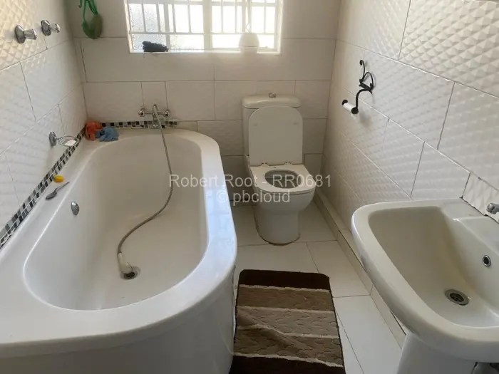 7 Bedroom House for Sale in Chitungwiza, Chitungwiza