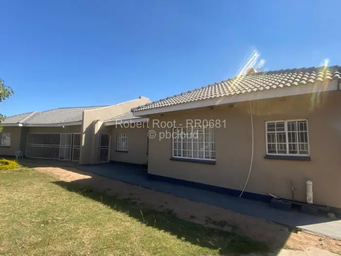 7 Bedroom House for Sale in Chitungwiza, Chitungwiza