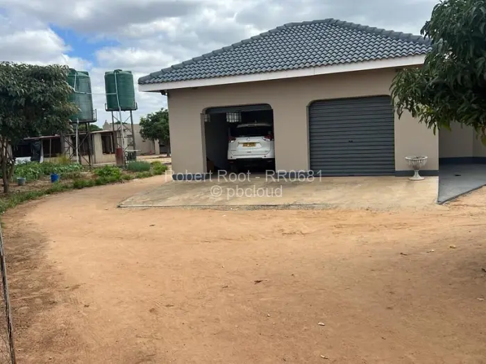 7 Bedroom House for Sale in Chitungwiza, Chitungwiza
