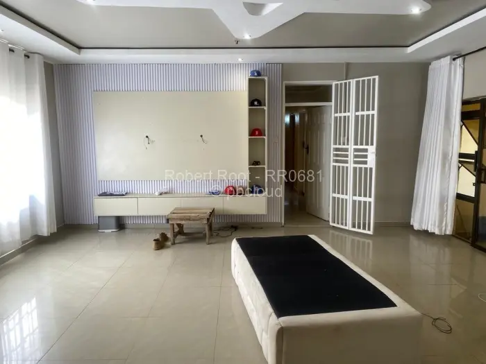 7 Bedroom House for Sale in Chitungwiza, Chitungwiza