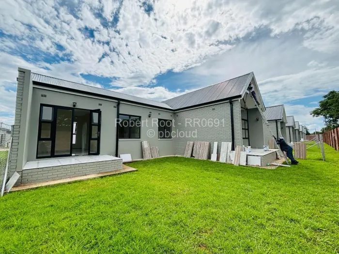 Townhouse/Complex/Cluster to Rent in Bluff Hill, Harare