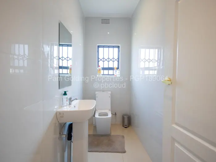 6 Bedroom House for Sale in Norton, Norton