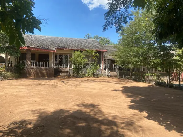 6 Bedroom House for Sale in Chiredzi, Chiredzi