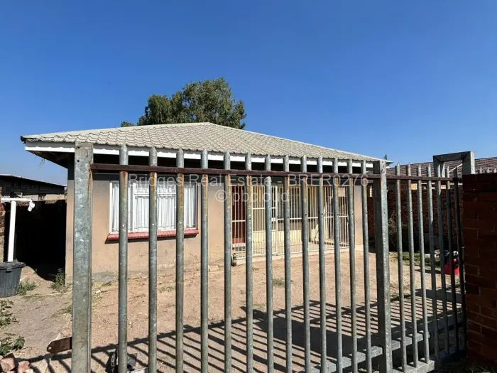 7 Bedroom House for Sale in Chitungwiza, Chitungwiza