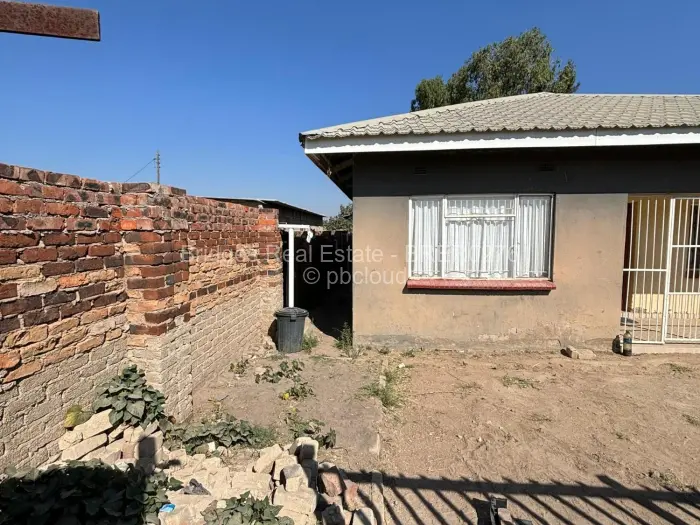 7 Bedroom House for Sale in Chitungwiza, Chitungwiza