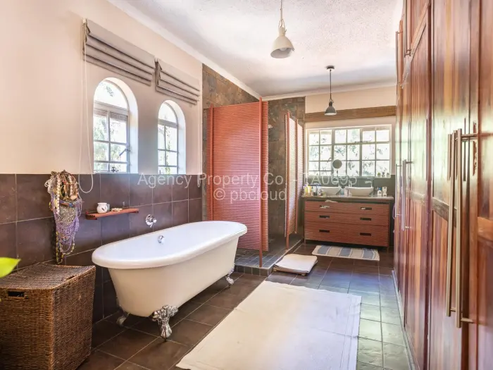 6 Bedroom House for Sale in Highlands, Harare