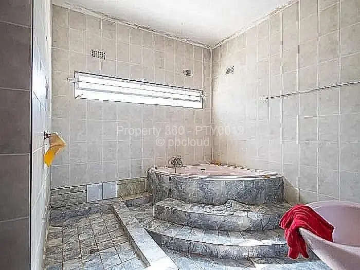 6 Bedroom House for Sale in Carrick Creagh Estate, Harare