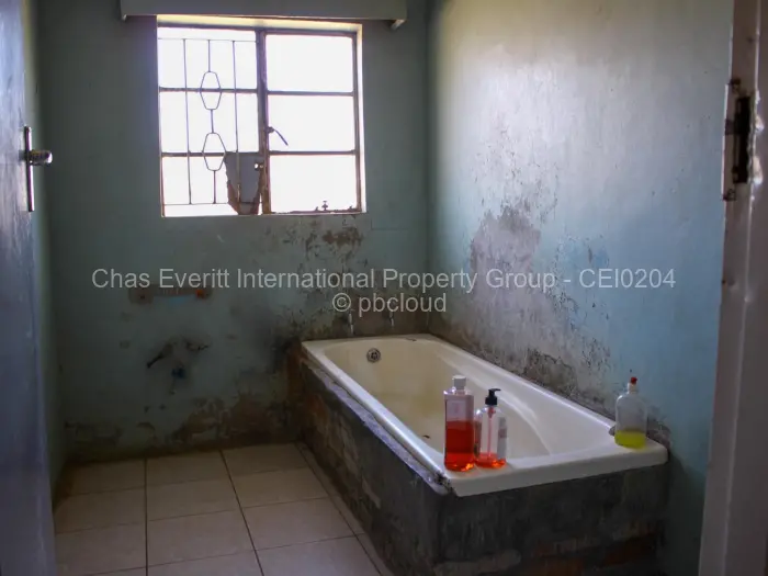 6 Bedroom House for Sale in Kensington Byo, Bulawayo