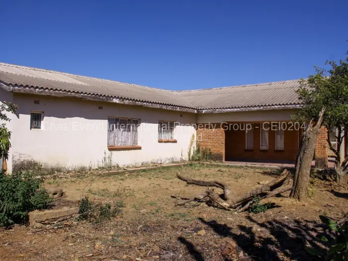 6 Bedroom House for Sale in Kensington Byo, Bulawayo