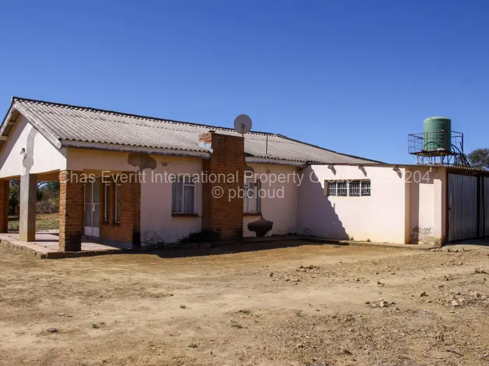 6 Bedroom House for Sale in Kensington Byo, Bulawayo