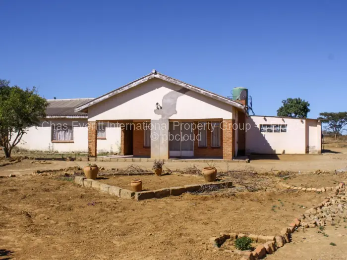 6 Bedroom House for Sale in Kensington Byo, Bulawayo
