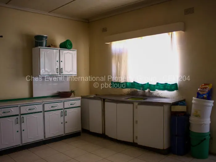 6 Bedroom House for Sale in Kensington Byo, Bulawayo