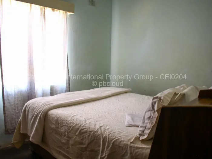 6 Bedroom House for Sale in Kensington Byo, Bulawayo