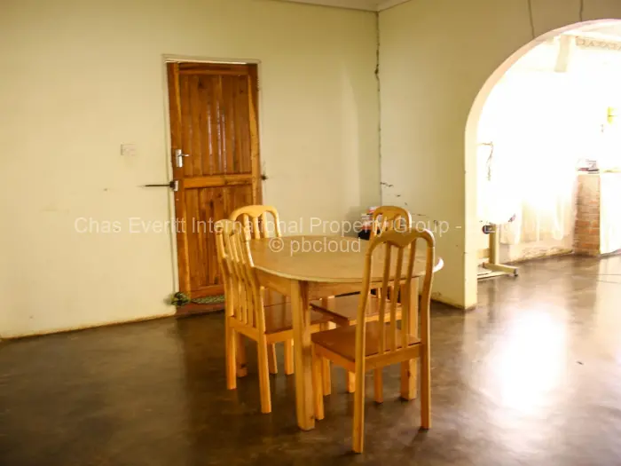 6 Bedroom House for Sale in Kensington Byo, Bulawayo