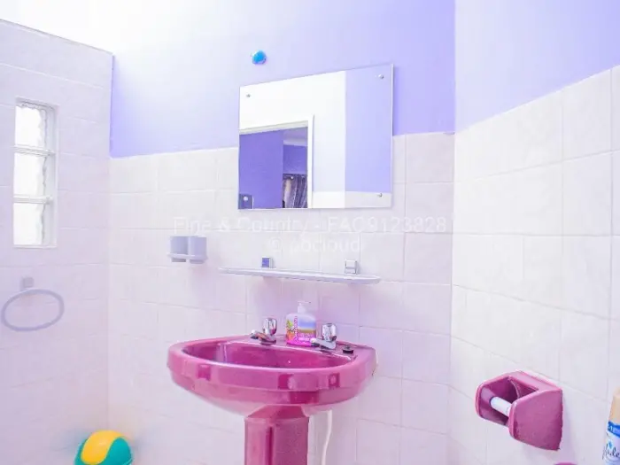 6 Bedroom House to Rent in Borrowdale