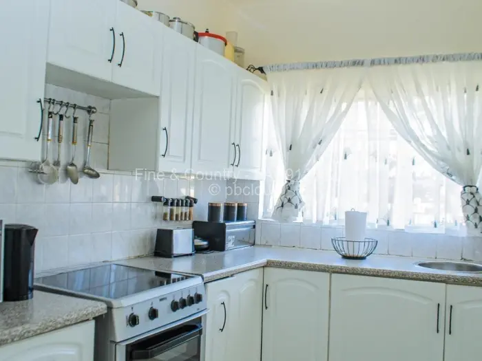 6 Bedroom House to Rent in Borrowdale