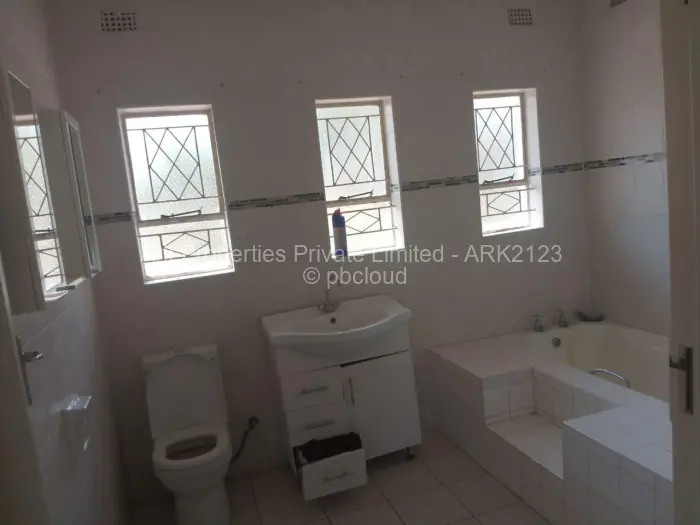 6 Bedroom House to Rent in Strathaven
