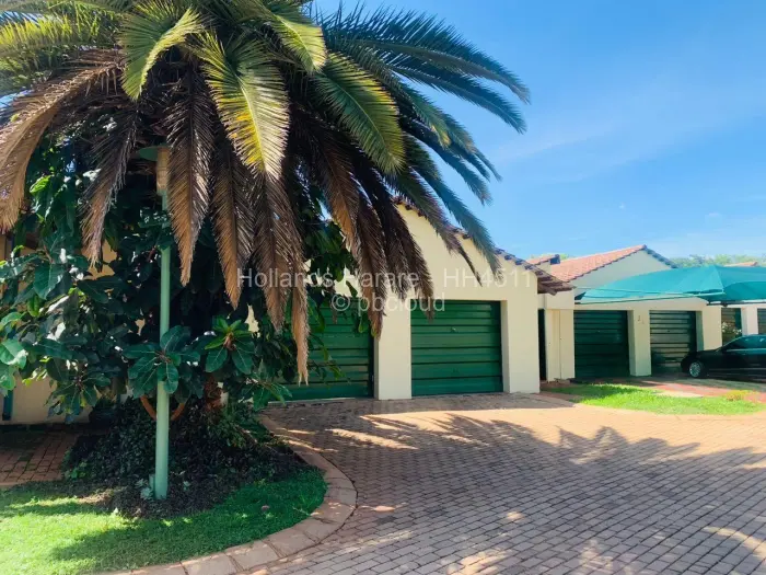 Townhouse/Complex/Cluster to Rent in Borrowdale Brooke