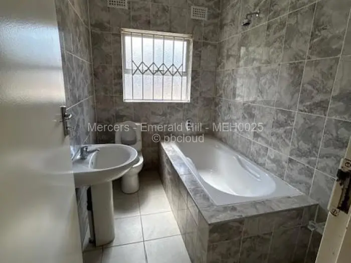 Townhouse/Complex/Cluster to Rent in Newlands
