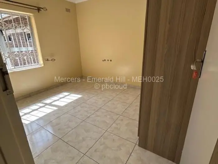 Townhouse/Complex/Cluster to Rent in Newlands
