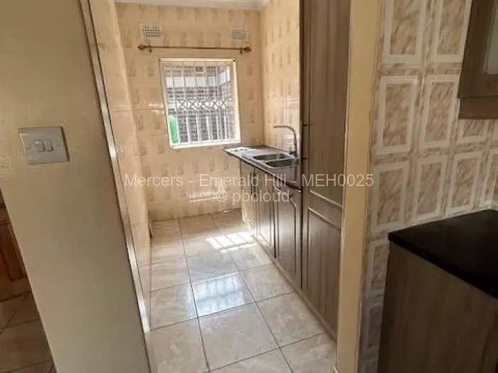 Townhouse/Complex/Cluster to Rent in Newlands
