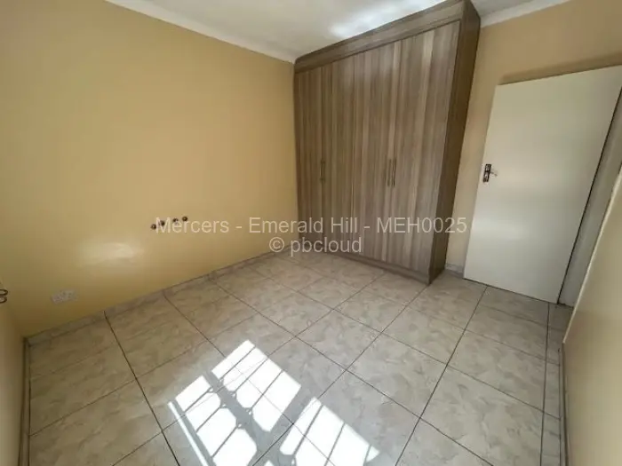 Townhouse/Complex/Cluster to Rent in Newlands