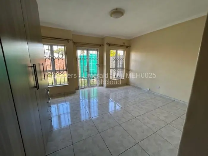 Townhouse/Complex/Cluster to Rent in Newlands