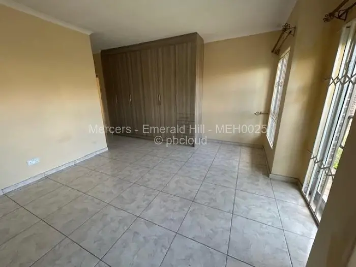 Townhouse/Complex/Cluster to Rent in Newlands
