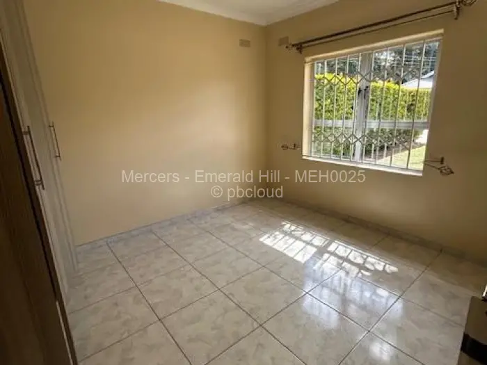 Townhouse/Complex/Cluster to Rent in Newlands