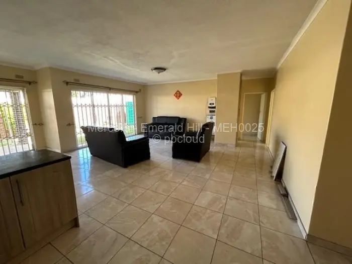 Townhouse/Complex/Cluster to Rent in Newlands