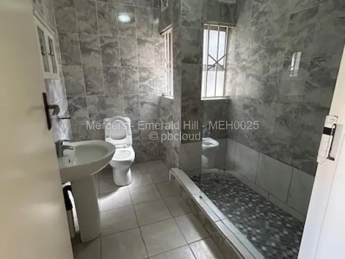 Townhouse/Complex/Cluster to Rent in Newlands