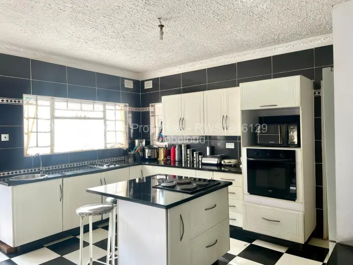 6 Bedroom House for Sale in Bluff Hill, Harare