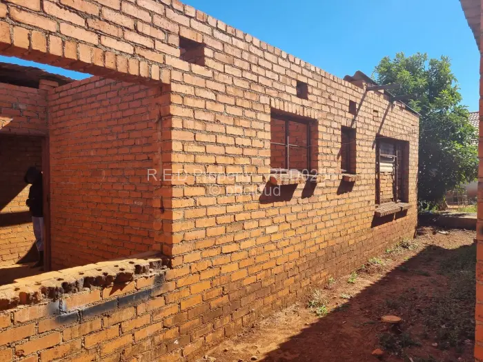3 Bedroom House for Sale in Mahatshula, Bulawayo