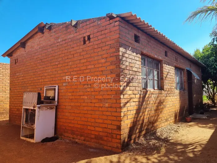 3 Bedroom House for Sale in Mahatshula, Bulawayo