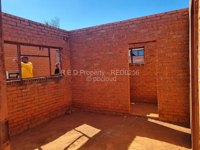 3 Bedroom House for Sale in Mahatshula, Bulawayo