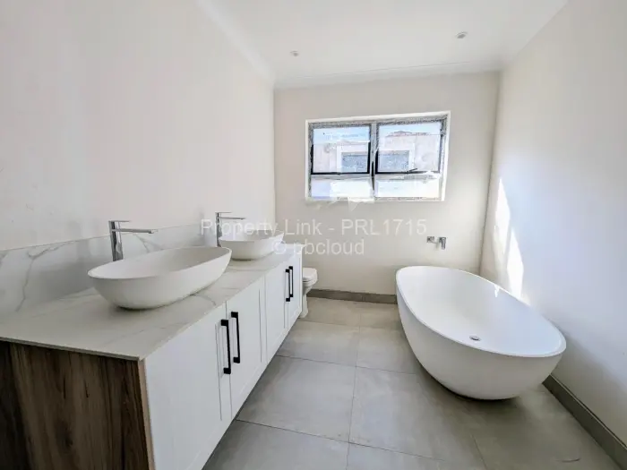Townhouse/Complex/Cluster for Sale in Newlands, Harare