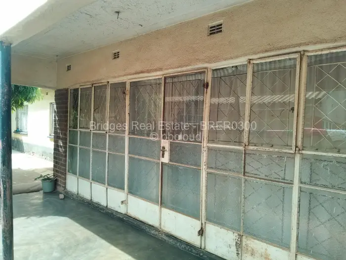 6 Bedroom House for Sale in Budiriro, Harare