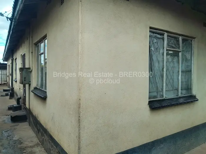 6 Bedroom House for Sale in Budiriro, Harare