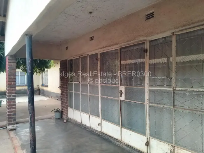 6 Bedroom House for Sale in Budiriro, Harare