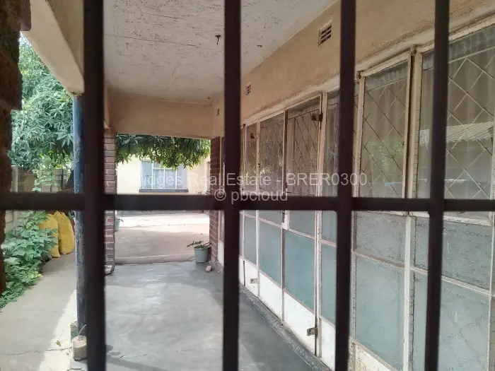 6 Bedroom House for Sale in Budiriro, Harare