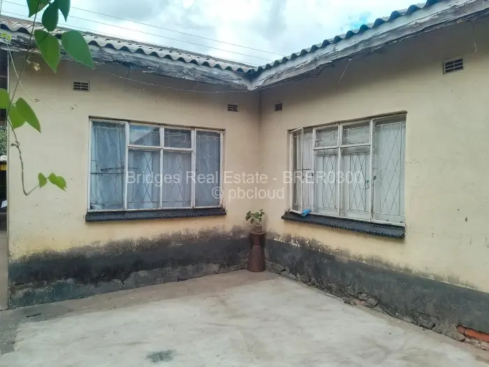 6 Bedroom House for Sale in Budiriro, Harare